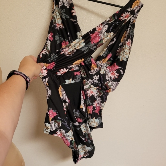 Modcloth Lauren Cross Back Floral Swimsuit - Picture 6 of 6